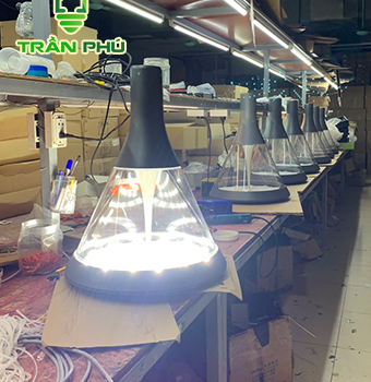 đèn trụ chiếu sáng chóp tam giác tại xưởng đèn Trần Phú