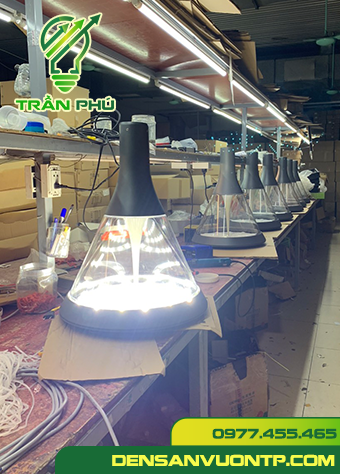 TPSVCTG c đèn trụ chiếu sáng chóp tam giác tại xưởng đèn Trần Phú