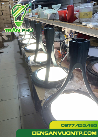 Moony e đèn trụ sân vườn Moony