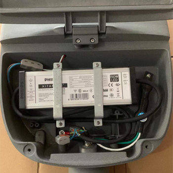 hộp nguồn của đèn đường lá cong