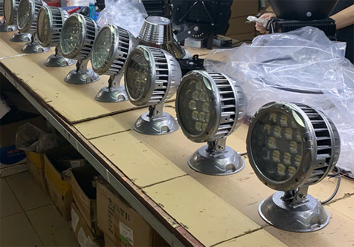 đèn SP05 ảnh thực 1 đèn chiếu cột SP05 54W